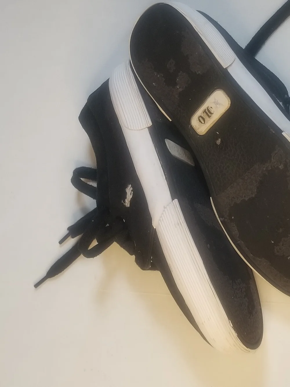 Classic Black Canvas Men’s Lace-Up Sneakers